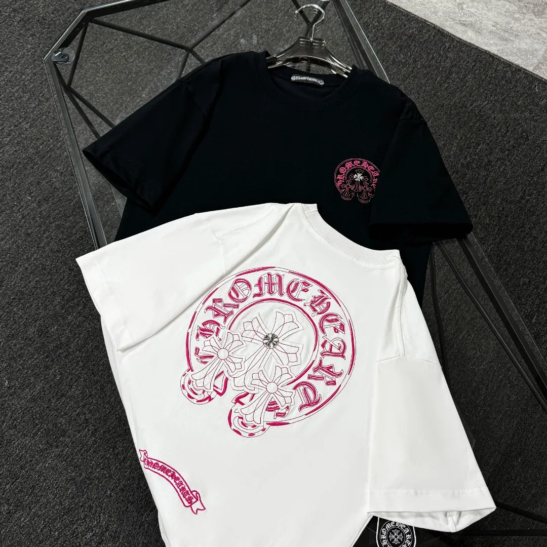 P180 Chrome Hearts 25 high-end versions. The fabric is made of 300 grams of high-density pure cotton. It does not deform or shrink. It has three labels. It is the same style for men and women. Technology: patch embroidery + original development hardware. Color: white, black. SIZE: S-XL.